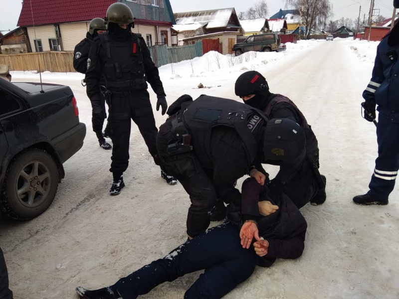 В Костроме полицейские совместно с сотрудниками ФСБ задержали подозреваемого в совершении мошеннических действий post thumbnail image